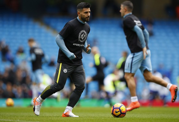 Britain Football Soccer - Manchester City v Chelsea - Premier League - Etihad Stadium - 3/12/16 Manchester City&#039;s Sergio Aguero warms up with a shirt in relation to the victims of the Colombia pl ...