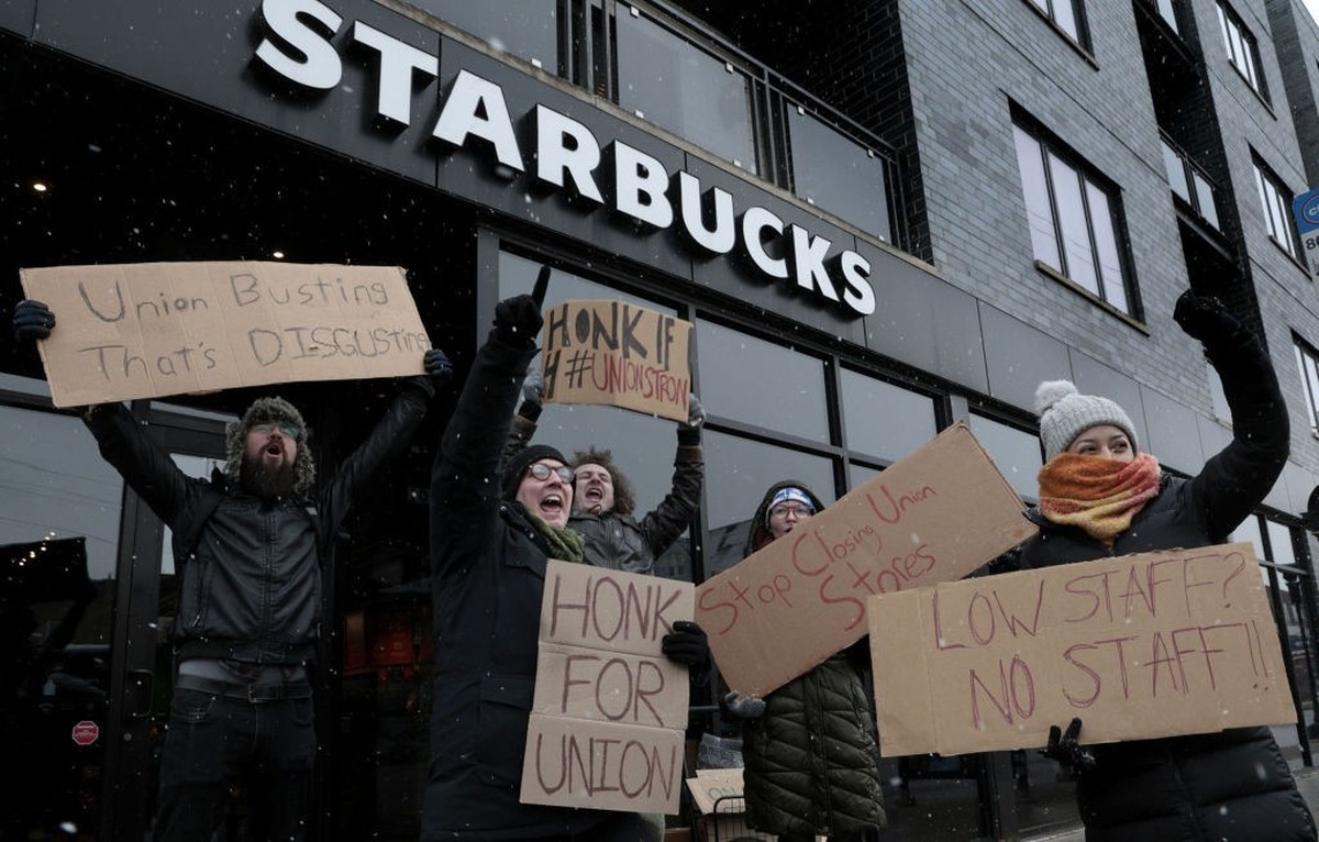 Un syndicat d'employés de Starbucks a annoncé une grève aux Etats-Unis à partir de vendredi dans trois villes américaines. Le mouvement pourrait s'étendre et durer jusqu'à la veille de  ...