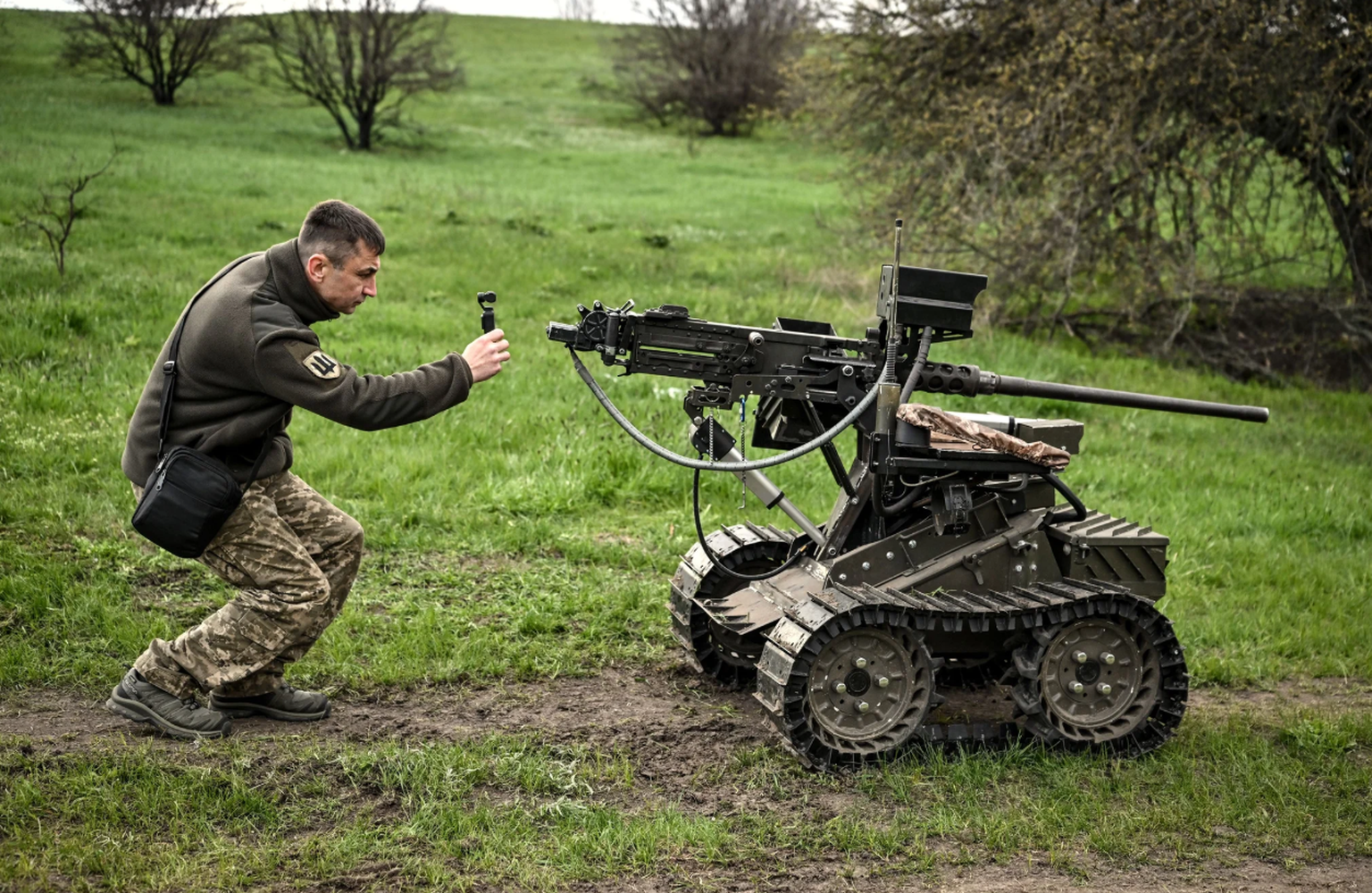 Schonen das Leben eigener Soldaten: Ein ukrainischer Spezialist kalibriert einen Kampfroboter, der ein 12,7-mm-Maschinengewehr aus US-Produktion montiert hat.