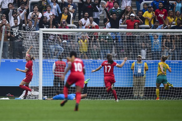 epa05454050 Janine Beckie of Canada (L) celebrates after scoring a goal during the Women&#039;s Group F first round match between Canada and Australia of the Olympic Football tournament in Sao Paulo,  ...