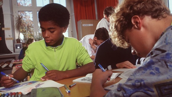 Schueler beim Unterricht in der Primarschule Thalwil 1995. Auslaenderkinder werden in der Schule oft unterschaetzt und deshalb eher in Sonderklassen gesteckt als Schweizer Kinder. Dabei lernen sie in  ...