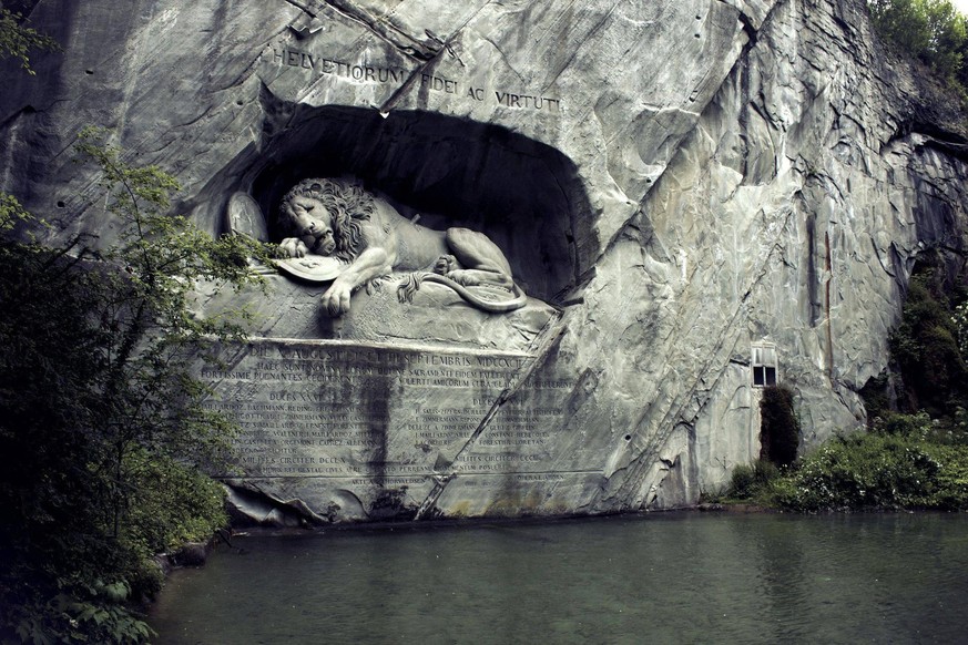 Ein bisschen Geschichte zum traurigen Denkmal: Ende des 18. Jahrhunderts diente ein Regiment von rund 1200 Schweizer als Garde im Dienst des französischen Königs Ludwig XVI. Im Verlauf der Französisch ...