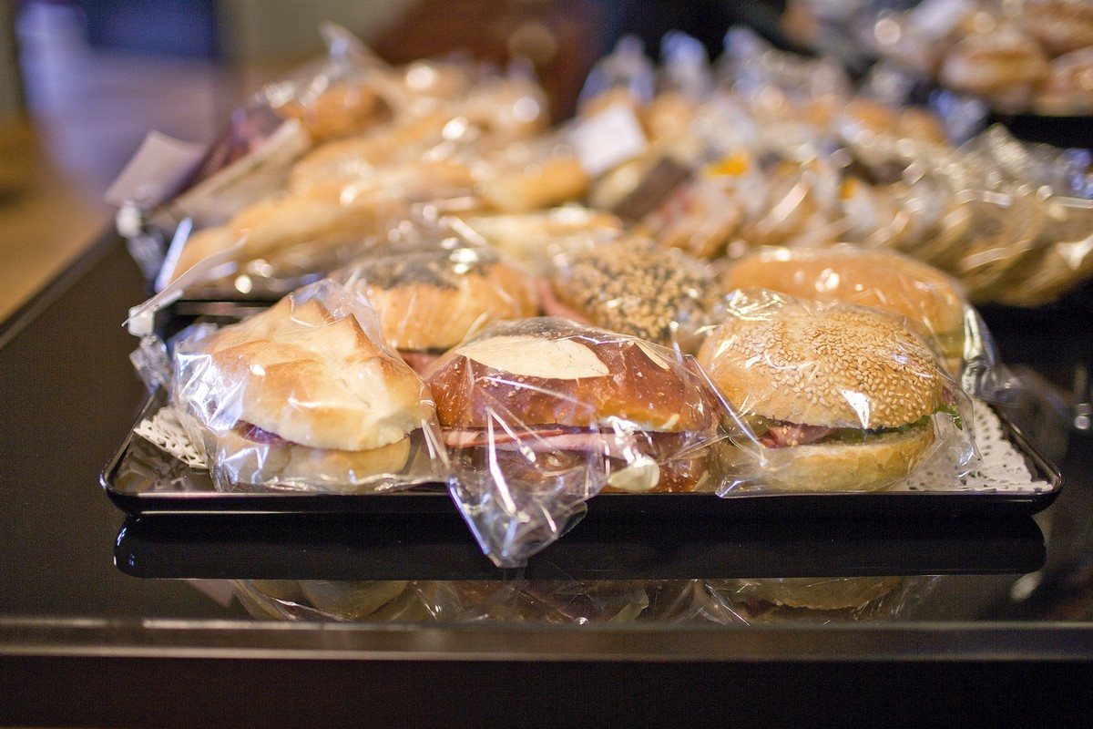 Sandwiches in the cafeteria of the "Galerie des Alpes" in the Swiss federal parliament building in Berne, Switzerland, pictured on February 24, 2009. (KEYSTONE/Gaetan Bally)

Broetchen in de ...