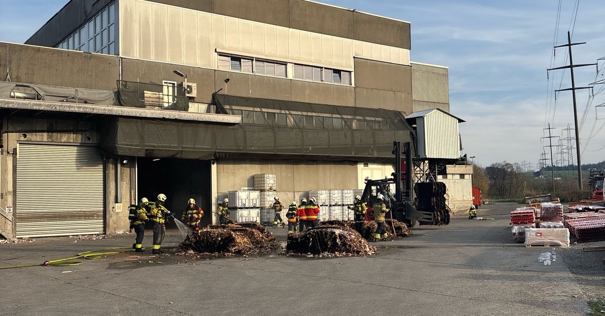 Brand in Fabrik in Niedergösgen SO – wegen Batterie in Altpapier
