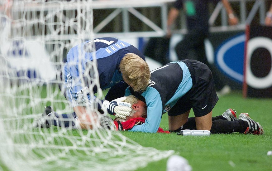 Bildnummer: 10317304 Datum: 23.05.2001 Copyright: imago/Ulmer
FUSSBALL CHAMPIONSLEAGUE FINALE SAISON 2000/2001 23.05.2001 FC Bayern M�nchen - FC Valencia 6:5 n. E. Fair Play; Torwart Oliver Kahn (li, ...