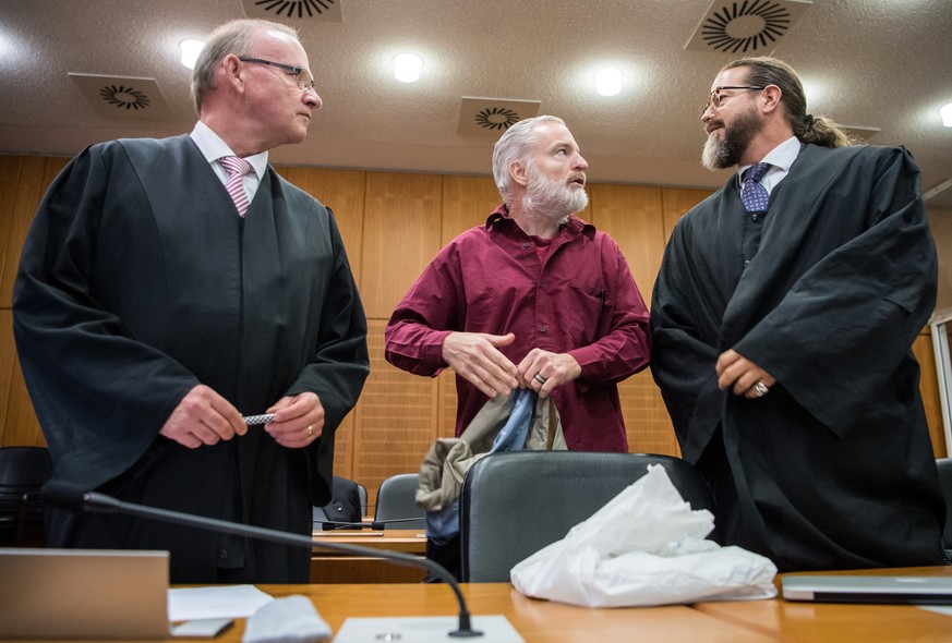 Rechtsanwalt Hannes Linke (l-r), der Angeklagte Schweizer Daniel M. und der Anwalt Robert Kain stehen vor Verhandlungsbeginn am 18.10.2017 im Gerichtssaal des Oberlandesgerichts (OLG) in Frankfurt am  ...