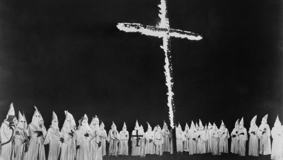 Zu Beginn des 20. Jahrhunderts war der Ku Klux Klan eine mächtige Bewegung. Er verfolgte nicht nur Schwarze, sondern auch Katholiken und Juden.