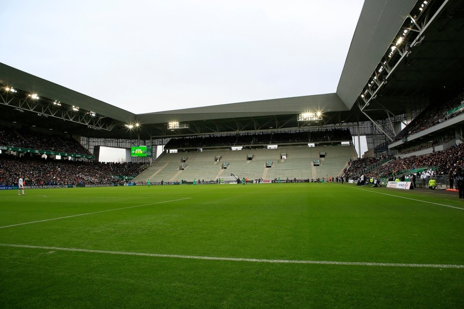Allgemeiner Blick auf das Stadion während der französischen Meisterschaft Ligue 1 Fußballspiel zwischen AS Saint-Etienne und Paris Saint-Germain am 28. November 2021 im Stadion Geoffroy Guichard in Sa ...