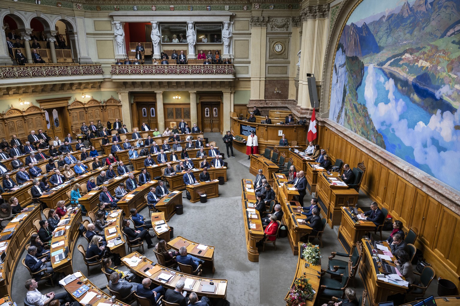 Der soeben zum Bundespraesidenten 2023 gewaehlte Bundesrat Alain Berset, Mitte rechts, spricht zur Vereinigten Bundesversammlung, am Mittwoch, 7. Dezember 2022 in der Kuppelhalle im Nationalratssaal i ...