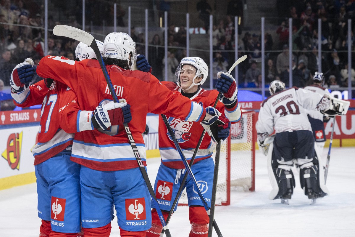 Derek Grant (ZSC) celebrates with his teammates after scoring the 4:4 goal during the Champions Hockey League Quarter-Final match between Switzerland's ZSC Lions and Germany