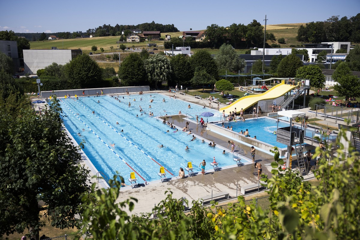 CAPTION CORRECTION: CORRECTS NON-SWISS RESIDENTS TO NON-RESIDENTS OF SWITZERLAND - View of the public outdoor swimming pool in Porrentruy, Switzerland, Friday, July 4, 2025. The municipality of Porren ...