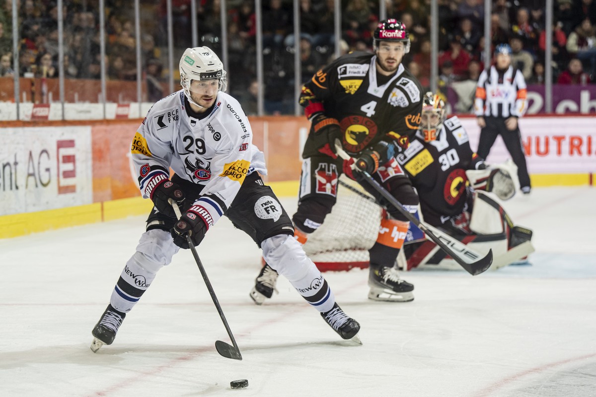 Jakob Lilja (HCFG) ,links, kaempft um den Puck mit Hardy Haeman Aktell (SCB) ,rechts, im siebten Eishockey Playoff Viertelfinalspiel der National League zwischen dem SC Bern dem HC Fribourg-Gotteron,  ...