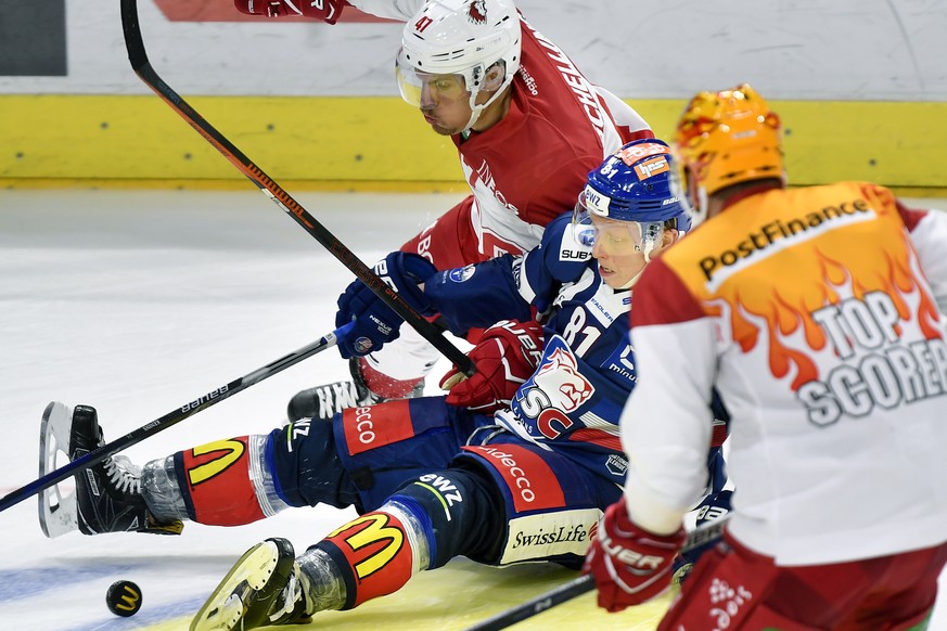 Der Zuercher Ronalds Kenins, rechts, gegen den Lausanner Philippe Schelling, links, beim Eishockeyspiel der National League ZSC Lions gegen den HC Lausanne im Hallenstadion in Zuerich am Dienstag, 26. ...