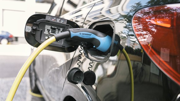 ZU STROMTANKSTELLEN IN DER SCHWEIZ STELLEN WIR IHNEN HEUTE, DONNERSTAG, 20. JULI 2017, FOLGENDES NEUES BILDMATERIAL ZUR VERFUEGUNG --- A nozzle of an electric vehicle charging station is plugged into  ...