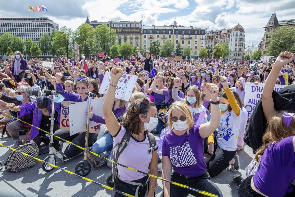 Un sitting a eu lieu sur la Plaine de Plainpalais a Geneve , a l'occasion de la Greve Feministe, ce dimanche 14 juin 2020. La greve feministe du 14 juin se reorganise en Suisse pour respecter les ...