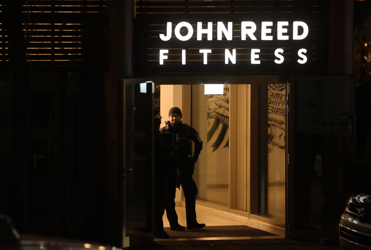 epa10579134 Police investigates at a scene of a knife attack in a John Reed fitness studio in Duisburg, Germany, 18 April 2023. According to police, at least four people were seriously injured in a kn ...