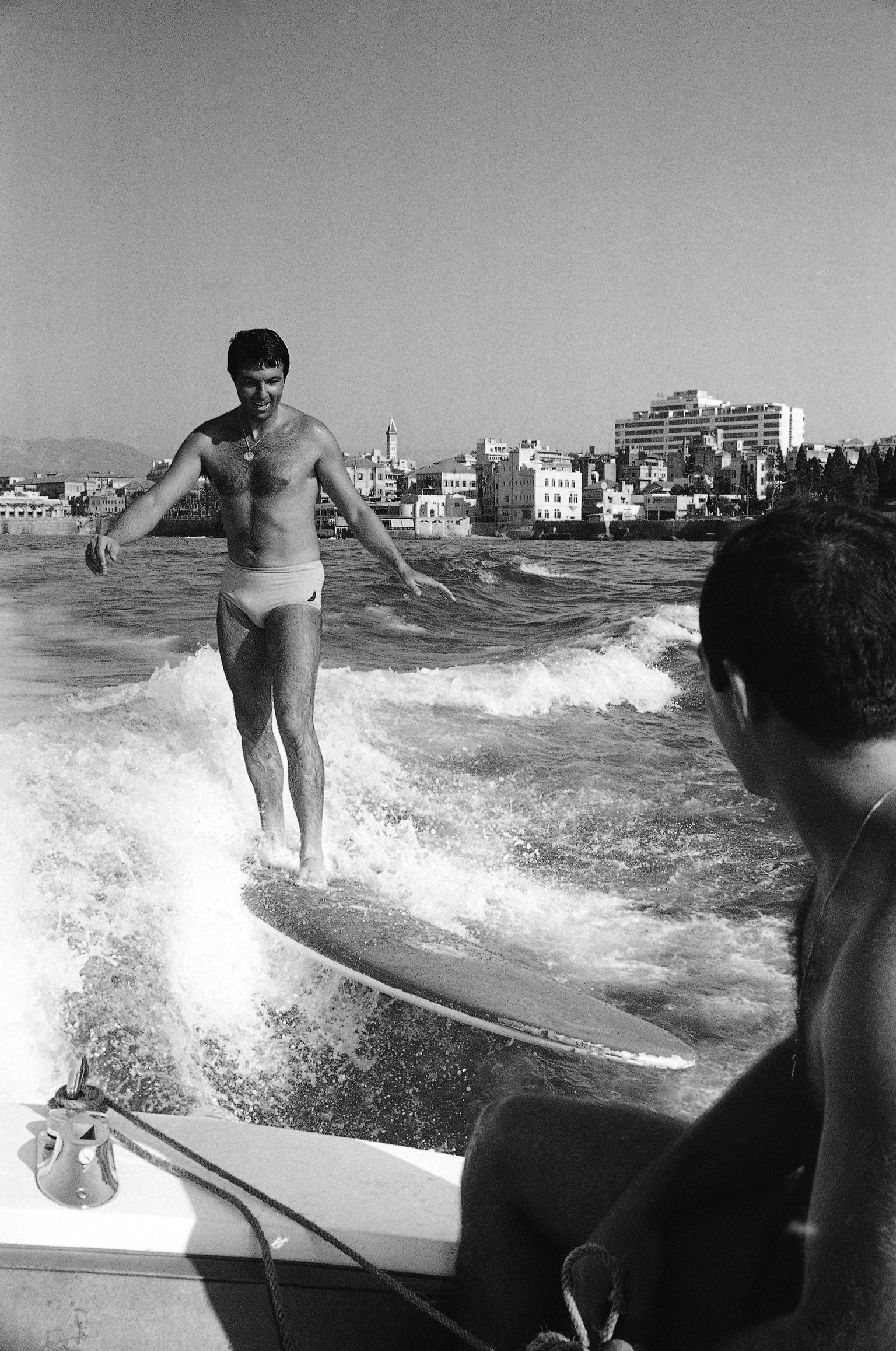Der junge libanesische Unternehmer Eddy Arida surft vor der Kulisse Beiruts im Kielwasser eines Motorboots. Er behauptet, nur er und Wasserski-Weltmeister Simon Khoury seien dazu in der Lage (25.08.1965).