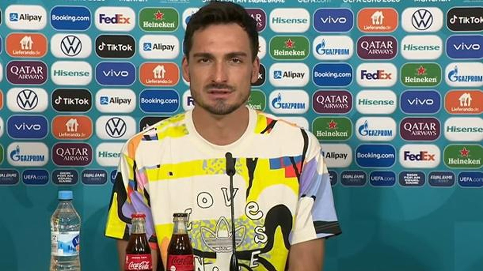 Mats Hummel kommt vor dem Ungarn-Spiel mit einem super-farbigen T-Shirt zur Pressekonferenz.