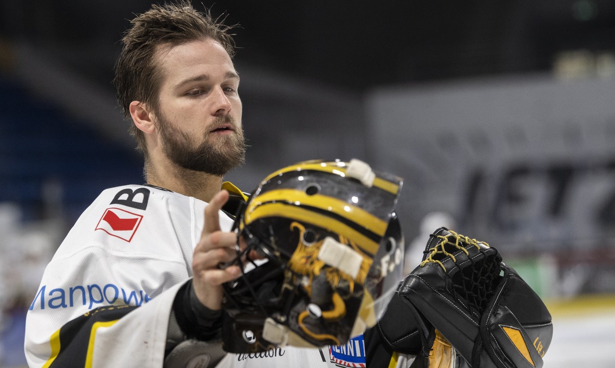 Ajoie's Torhueter Tim Wolf reagiert im ersten Eishockey Playoff-Finalspiel der Swiss League zwischen den EHC Kloten und dem HC Ajoie am Sonntag 18. April 2021, in der SWISS Arena in Kloten. (KEYS ...