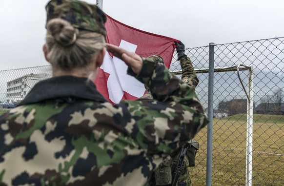 Morgens beim Antrittsverlesen wird die Schweizer Flagge gehisst, in Achtungstellug gestanden und die Fahne gegruesst, waehrend der Ausbildung zu Swisscoy Soldaten, in der Naehe der Kaserne in Stans, a ...