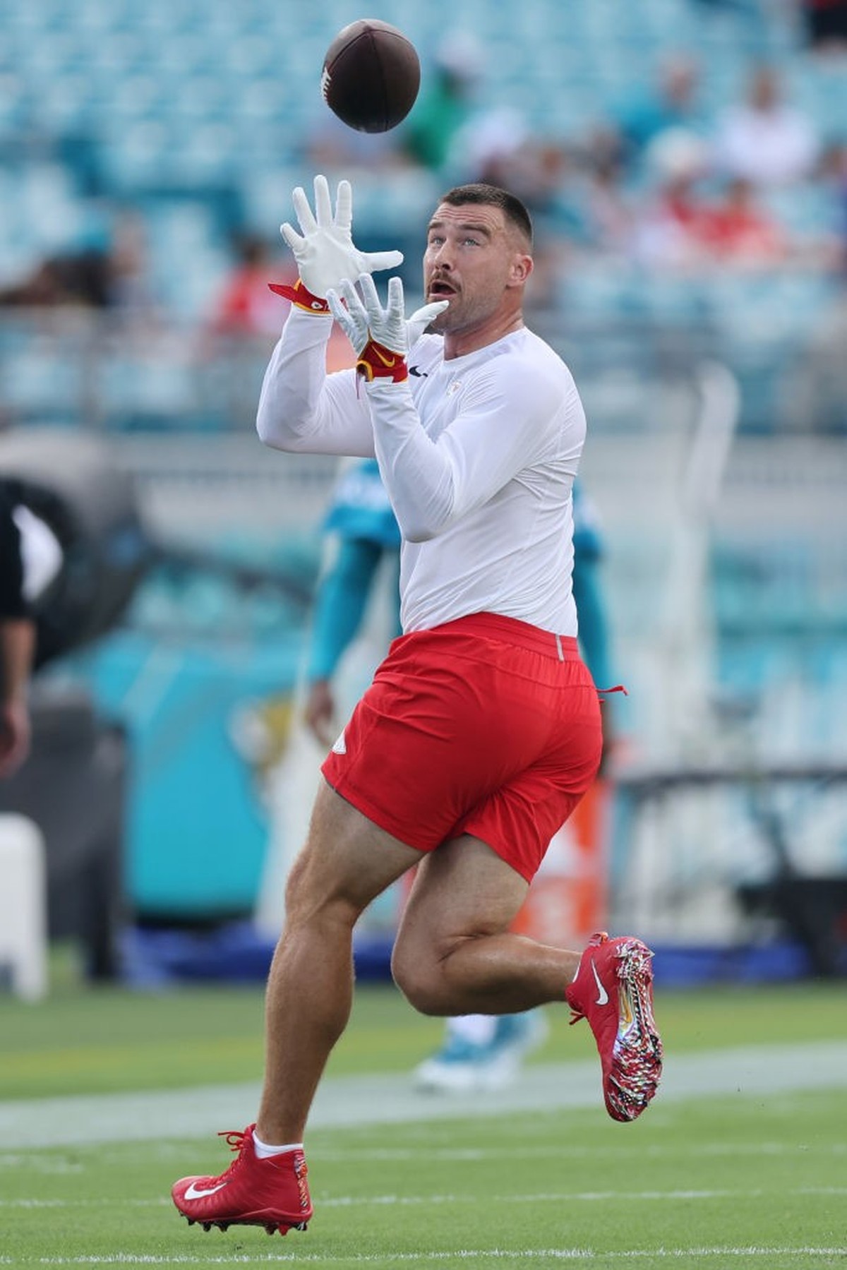 JACKSONVILLE, FLORIDA - SEPTEMBER 17: Travis Kelce #87 of the Kansas City Chiefs warms up before the game against the Jacksonville Jaguars at EverBank Stadium on September 17, 2023 in Jacksonville, Fl ...