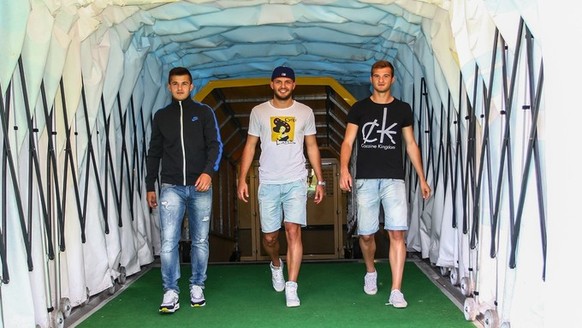 Diese Zeiten sind vorbei: Albian, Arlind und Adonis Ajeti betreten den St.Jakob-Park in Basel.