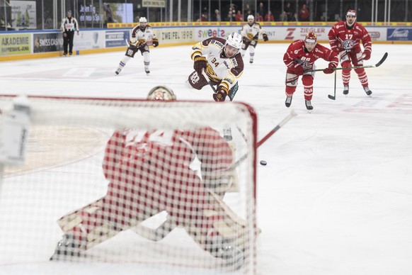 Tim Bozon (GSHC), hinten, trifft zum 4-2 gegen Torhueter Ivars Punnenovs (SCRJ) im Eishockeyspiel der National League zwischen den Rapperswil-Jona Lakers (SCRJ) und dem Geneve-Servette HC (GSHC), am F ...