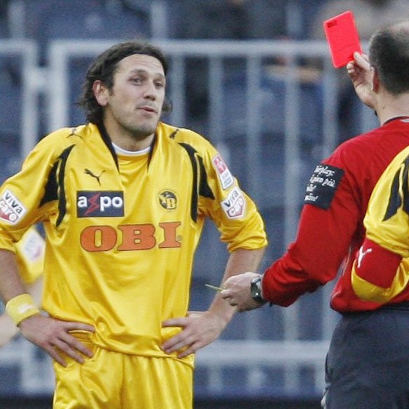 Schiedsrichter Sascha Kever, rechts, zeigt Carlos Varela die rote Karte im Fussballspiel der Super League zwischen dem BSC Young Boys und dem Grasshopper-Club Zuerich am Samstag, 31. Maerz 2007, in Be ...