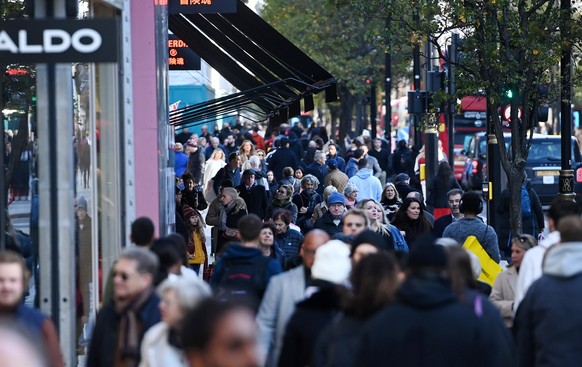 epa10312882 Shoppers on Oxford Street in London, Britain, 18 November 2022. The Office for National Statistics has announced that Britain?s retail sales increased by 0.6 percent in October, following  ...