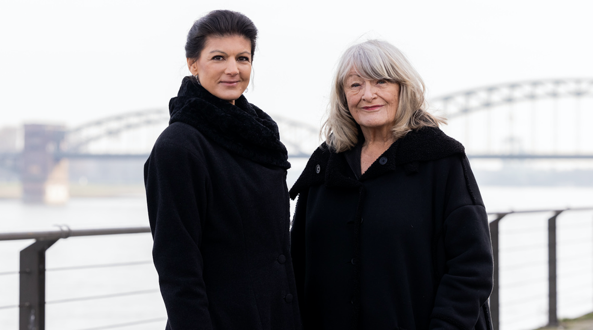 Nordrhein-Westfalen, Köln: Sahra Wagenknecht (Die Linke, l), Politikerin, und Alice Schwarzer, Frauenrechtlerin, stehen im Rheinauhafen am Rhein am 9. Februar 2023.