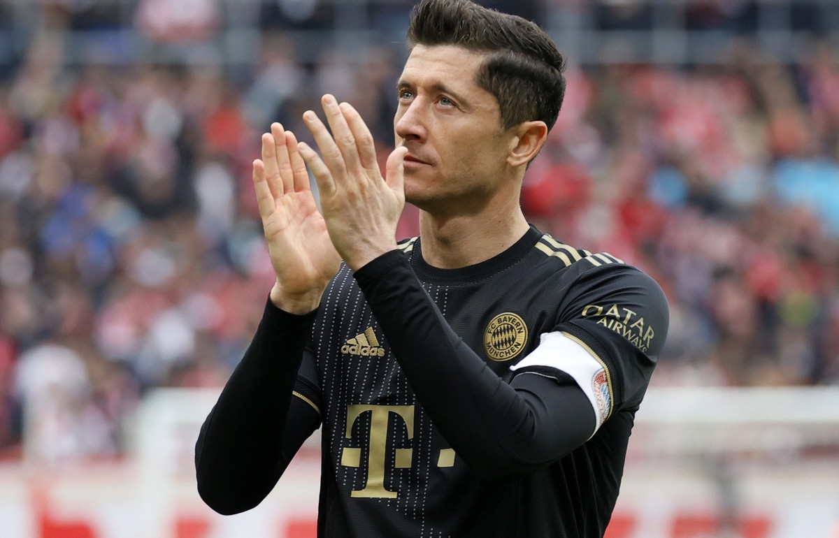 epa09918700 Munich's Robert Lewandowski reacts after losing the German Bundesliga soccer match between 1. FSV Mainz 05 and FC Bayern Munich in Mainz, Germany, 30 April 2022. EPA/RONALD WITTEK CON ...