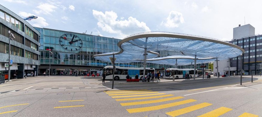 Fast schon ein Schildbürgerstreich: Da haben doch die Aargauer die grösste Bahnhofsuhr Europas bauen wollen, nur um 3 Jahre später festzustellen, dass die Franzosen schon seit Jahrzehnten eine noch gr ...