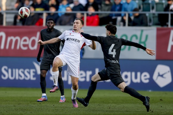 Sions Filip Stojilkovic gegen St. Gallens Leonidas Stergiou, rechts, waehrend dem Meisterschaftsspiel der Super League zwischen dem FC St. Gallen und dem FC Sion am Sonntag, 6. Maerz 2022, im Stadion  ...