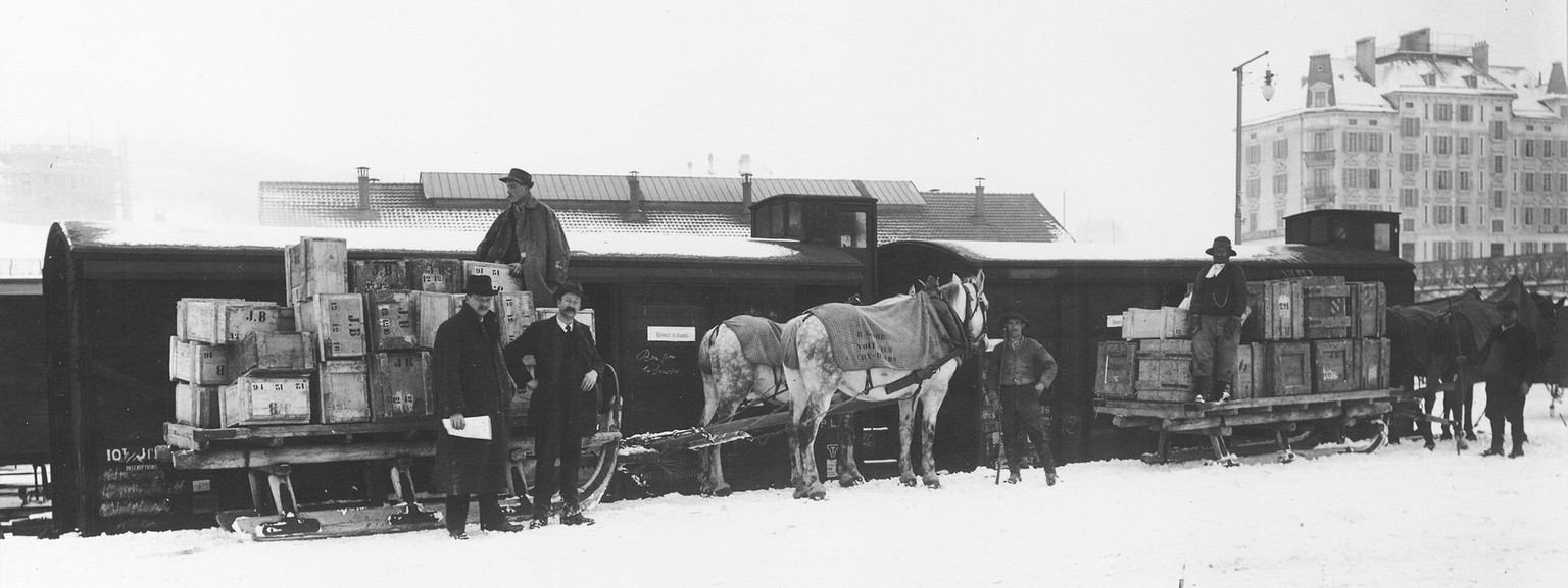 Beladung von Güterwagen mit Munitionsbestandteilen.