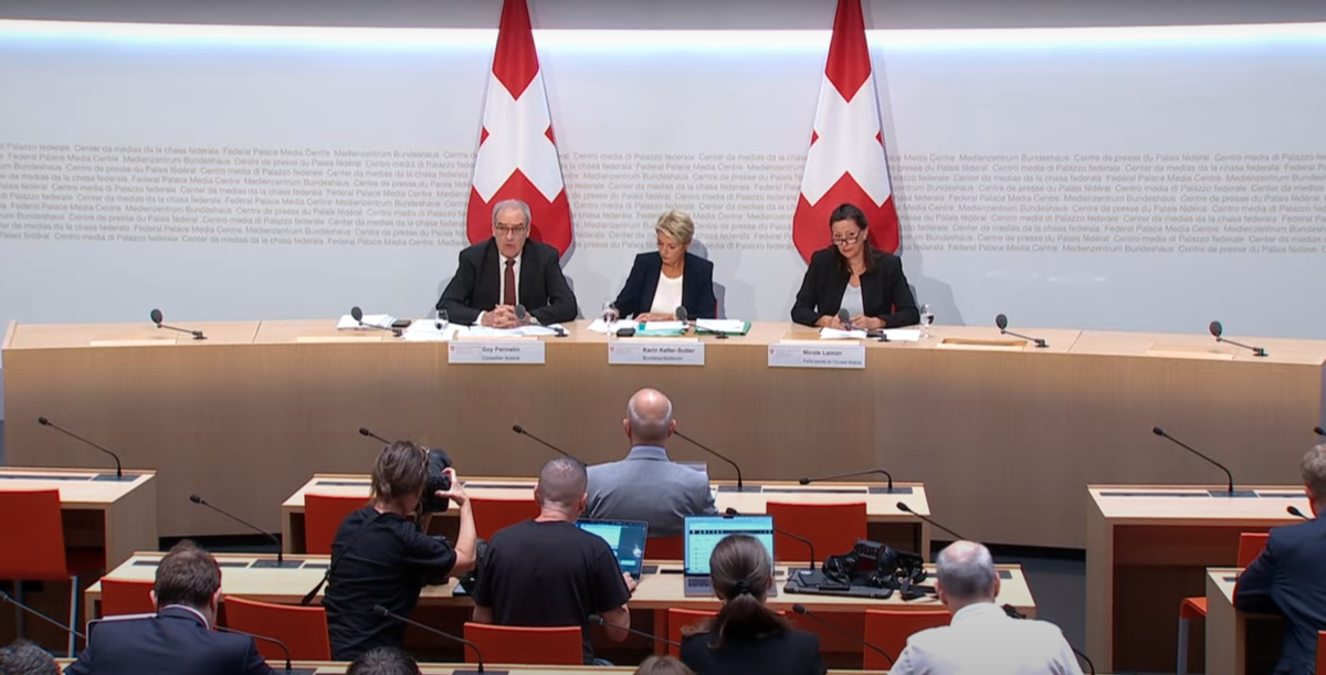 Karin Keller-Sutter et Guy Parmelin lors d'une conférence de presse, ce jeudi 7 août 2025.