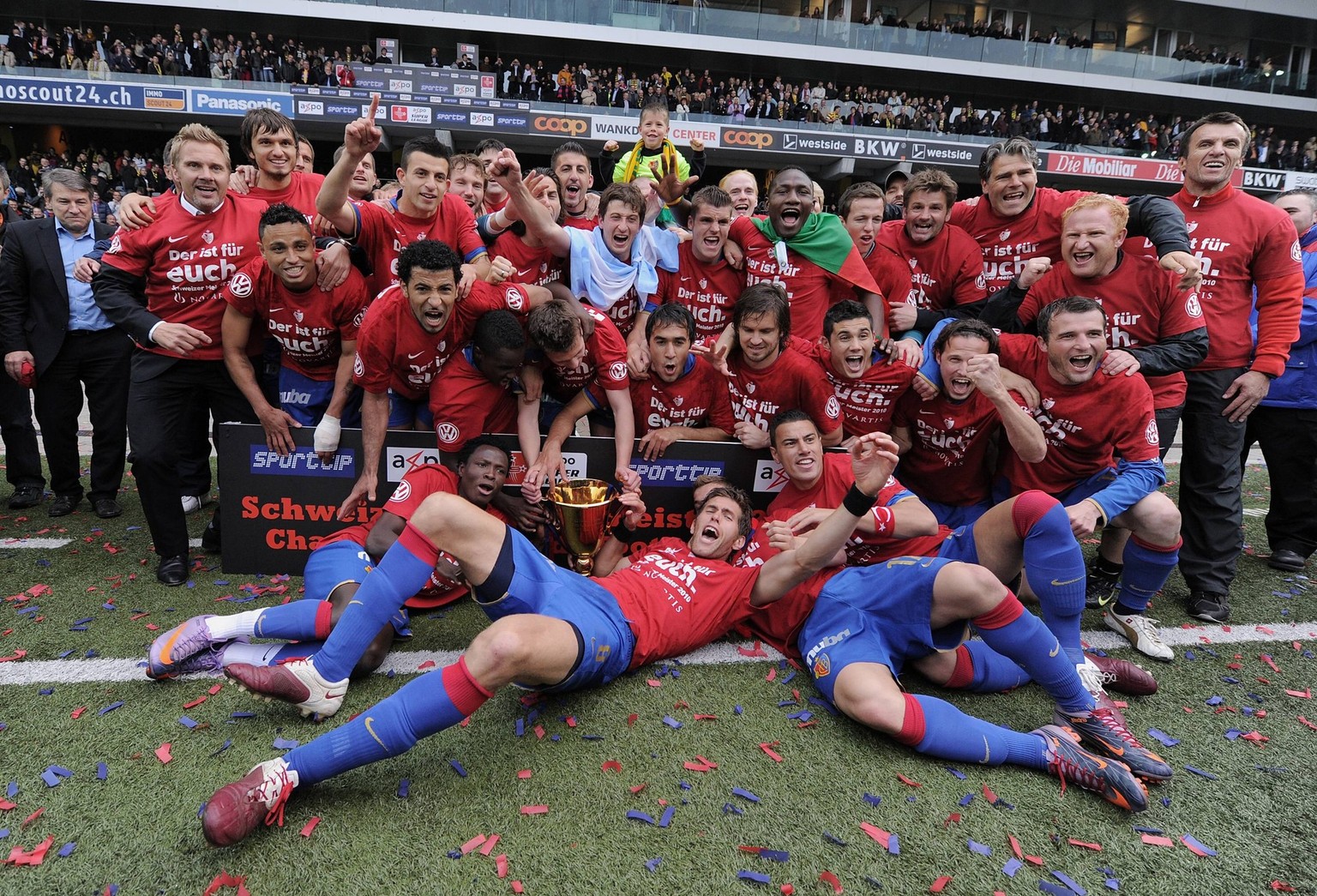 Bildnummer: 05917733 Datum: 16.05.2010 Copyright: imago/Ulmer
Fussball International: Schweizer Axpo Superleague 36.Spieltag 2009/2010 - FC Basel 16.05.2010 JUBEL FC Basel, TEAMJUBEL mit vorne v.li.:  ...