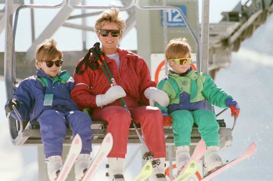 La princesse de Galles, la princesse Diana et ses fils William et Harry en vacances au ski en Suisse.  Le prince Charles doit les rejoindre après avoir terminé certains engagements.  Photo prise le 7 avril 1...