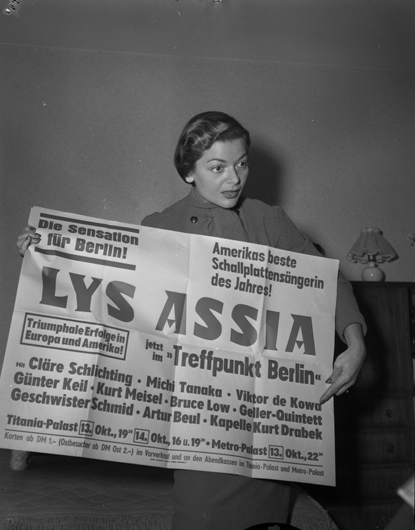 swisshistory
Sängerin Lys Assia mit Konzertplakat (Titania-Palast und Metro-Palast in Berlin)
Datierung: ca. 1950 
Credit: ETH-Bibliothek Zürich, Bildarchiv / Fotograf: Comet Photo AG (Zürich) / Com_X ...