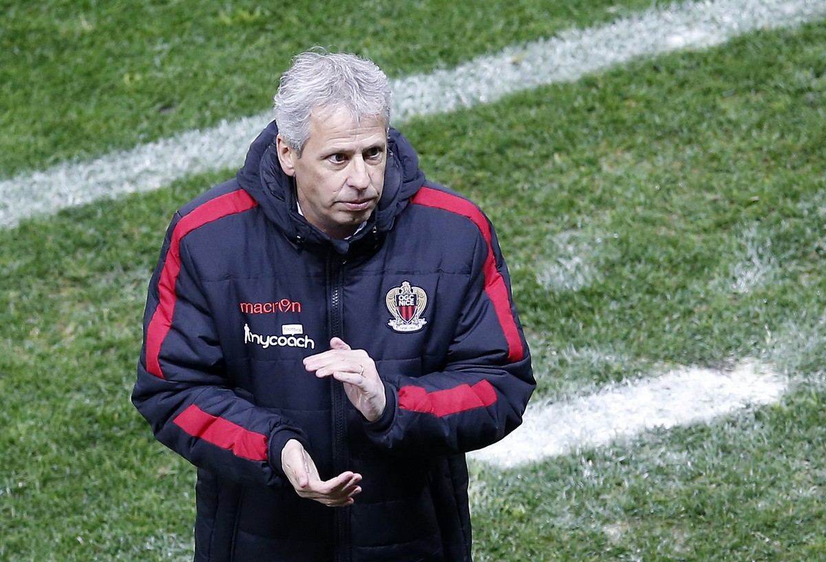 epa05778740 OGC Nice's Swiss head coach Lucien Favre during the French Ligue 1 soccer match OGC Nice vs AS Saint Etienne, at the Allianz Riviera stadium, in Nice, France, 08 February 2017. EPA/SE ...