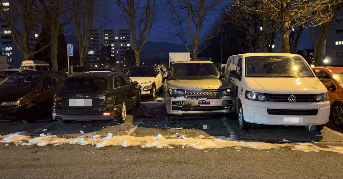 90-j-hrige-kollidiert-mit-drei-parkierten-autos-in-neuenhof-ag