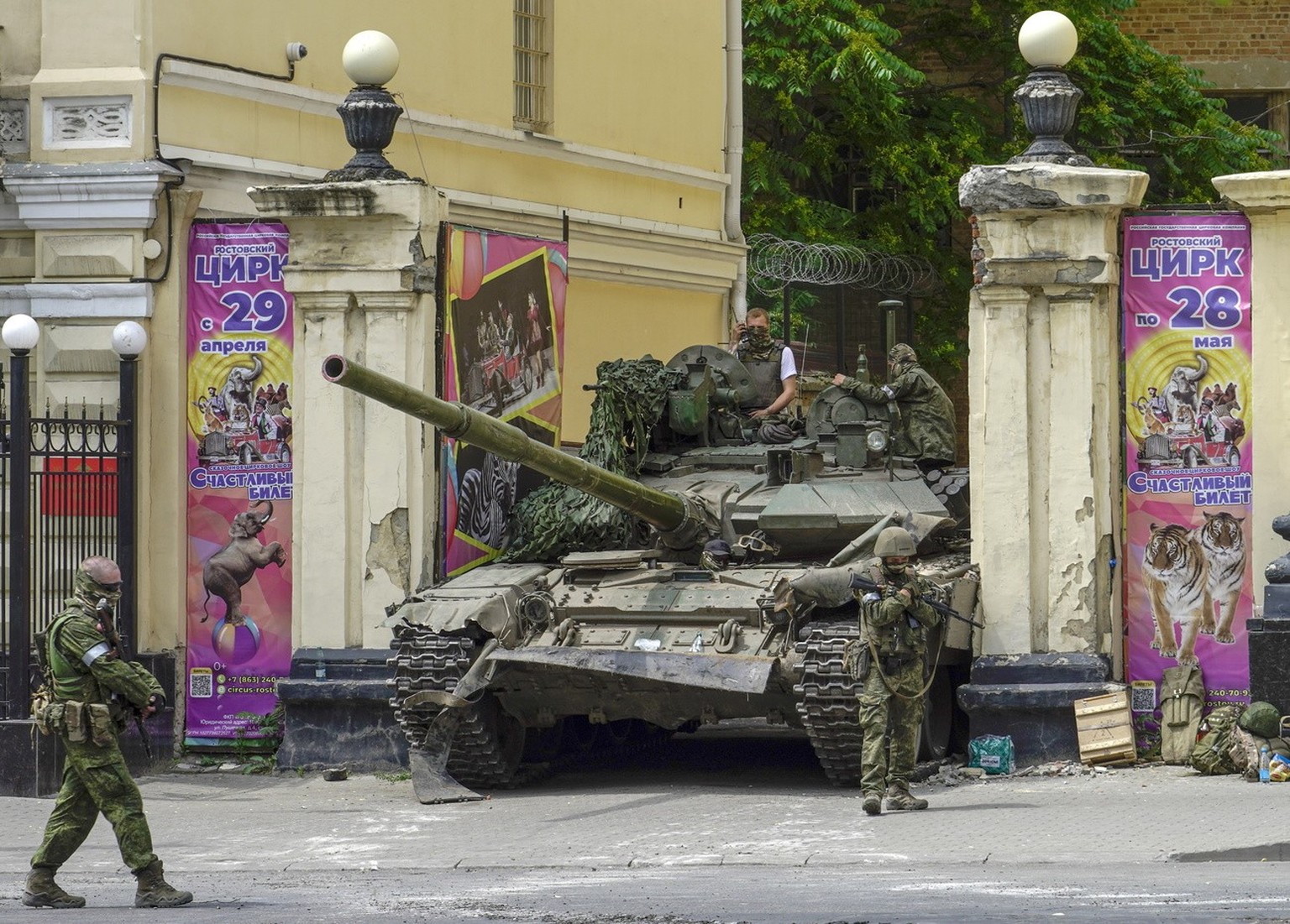 epa10709318 Armed Private Military Company (PMC) Wagner Group soldiers, including some on a tank, stand guard on the street in the center of Rostov-on-Don, South Russia, June 24, 2023. Security and armored…