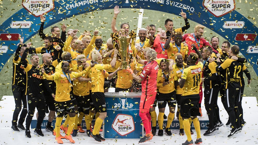 ARCHIV - ZUM START DER SUPER LEAGUE SAISON 2018/19 AM SAMSTAG, 21. JULI 2018, STELLEN WIR IHNEN FOLGENDES BILDMATERIAL ZUR VERFUEGUNG - YBs Spieler und Staff feiern mit dem Meisterpokal nach dem Fussb ...