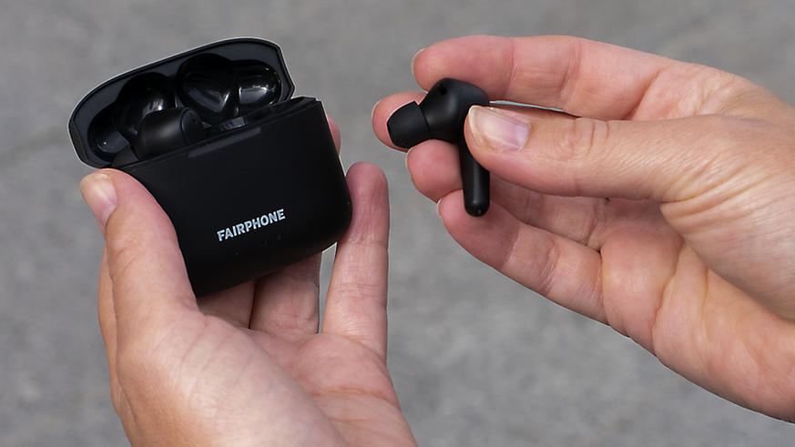 Die kabellosen Kopfhörer seien gegen Spritzwasser wie Regen geschützt, verspricht Fairphone.