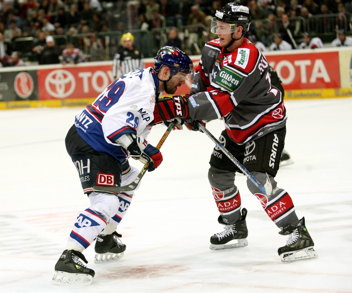 Bildnummer: 03568620 Datum: 22.03.2008 Copyright: imago/Chai v.d. Laage
Daniel Rudsl�tt (K�ln, re.) gegen Jeff Shantz (Mannheim); K�lner Haie - Adler Mannheim 5:4, Vdig, quer, Zweikampf Deutsche Eish ...