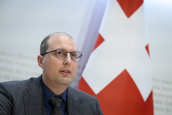 Florian Schuetz, Delegierter des Bundes fuer Cybersicherheit, spricht an einer Medienkonferenz ueber das Thema "Grundbewilligungen fuer Versuche mit der elektronischen Stimmabgabe in den Jahren 2 ...