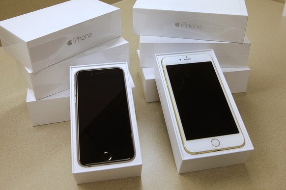 OREM, UT - SEPTEMBER 18: Apple&#039;s iPhone 6 (L) and iPhone 6 Plus (R) boxes and phones are shown together at a Verizon store in Orem, Utah on September 18, 2014 in Orem, Utah. Apples new iPhone 6&# ...