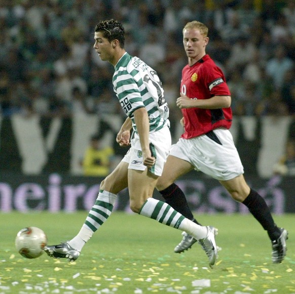 Sporting&#039;s Cristiano Ronaldo (R) chases a unidentified Manchester United player during a friendly match at the inauguration of a new Sporting Stadium &quot;Alvalade XII&quot;, 06 August 2003. The ...