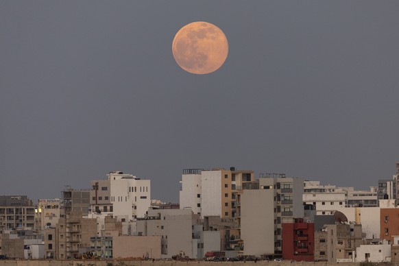 epa12505948 The &#039;beaver&#039; supermoon rises over Dakar, Senegal, 05 November 2025. Supermoons occur when full moons coincide with the moon?s closest position to Earth in its orbit, about 360000 ...