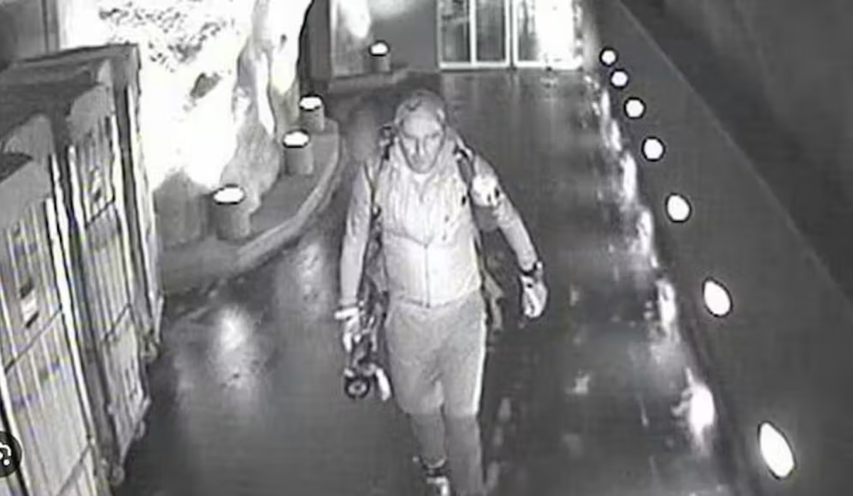 Das Bild einer Überwachungskamera zeigt mutmasslich Karl-Erivan Haub am 7. April 2018 auf dem Weg zum Kleinen Matterhorn.
