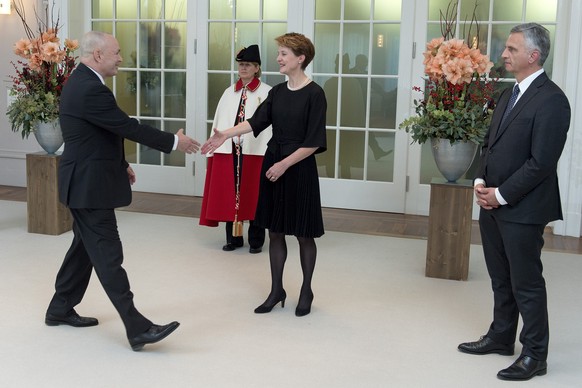 Yigal Caspi (links) beim traditionellen Neujahrsempfang 2015 in Bern mit Bundespräsidentin Simonetta Sommaruga und Aussenminister Didier Burkhalter.